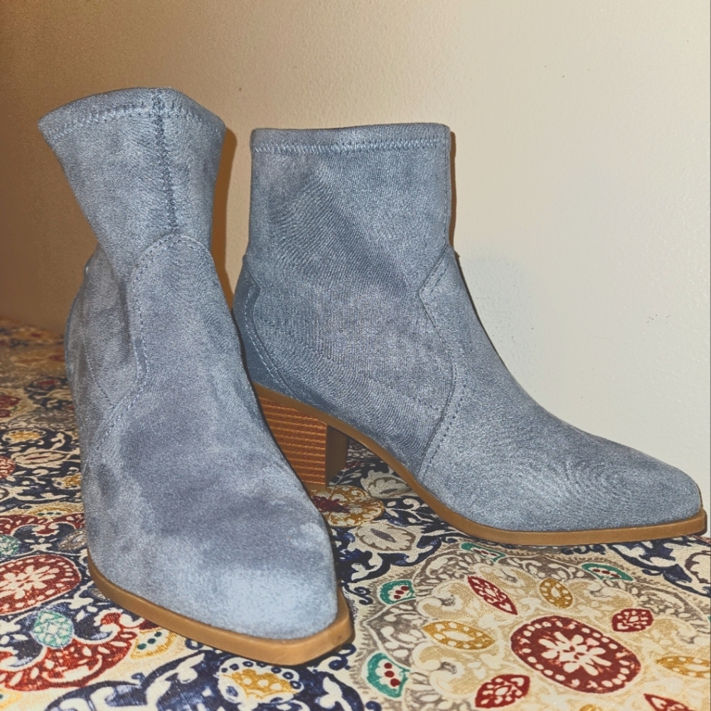 Arula Wide Width Ankle Boots Size 8.5